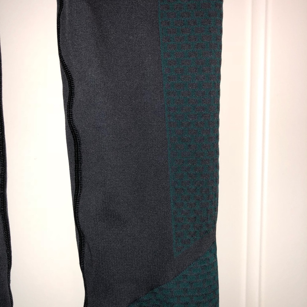 Lululemon grey Lycra tight leggings - Picture 6 of 7